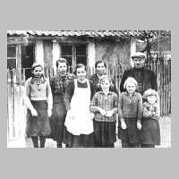 084-0003 Familie Wilkeneit aus Ringlacken, die Eltern Martha und Rudolf und die Kinder Lisbeth, Gertrud, Gerda, Hildegard, Elli und Helene.jpg